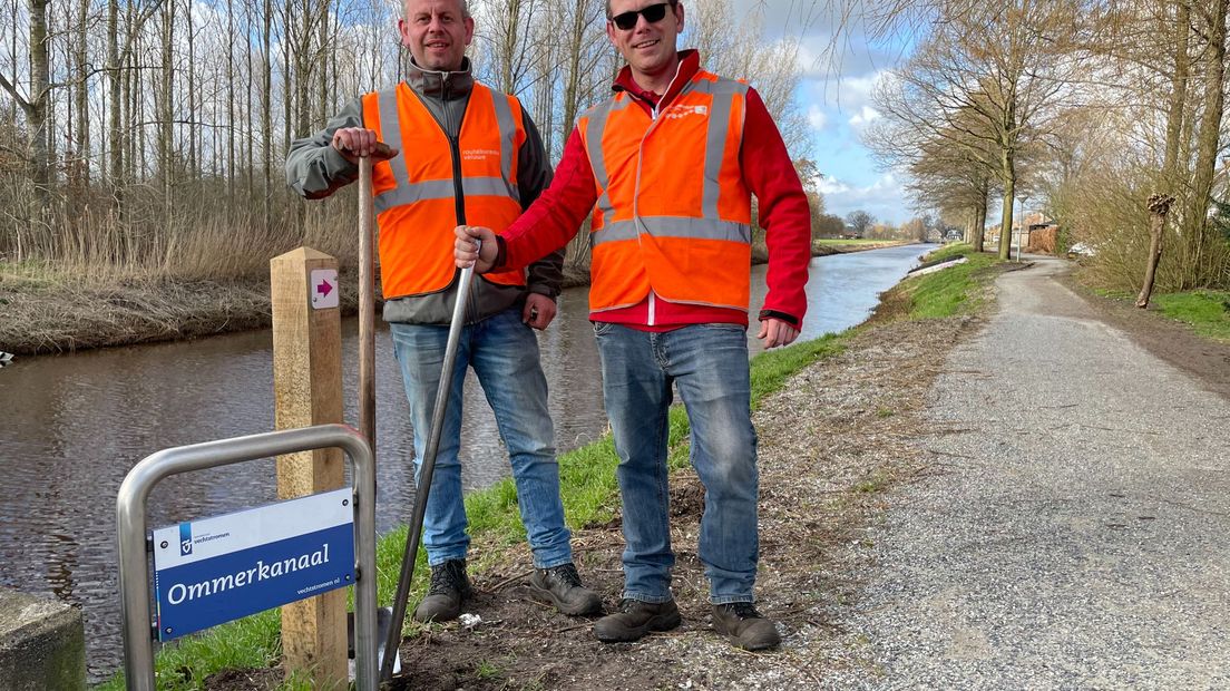 Roel en Sjoerd zijn druk bezig met het plaatsen van de nieuwe paaltjes