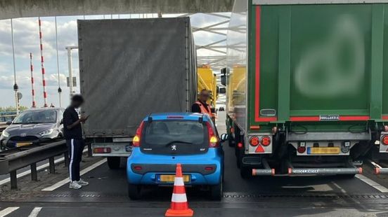 Lange tijd file na ongeluk op brug. Lange tijd file na ongeluk op brug.