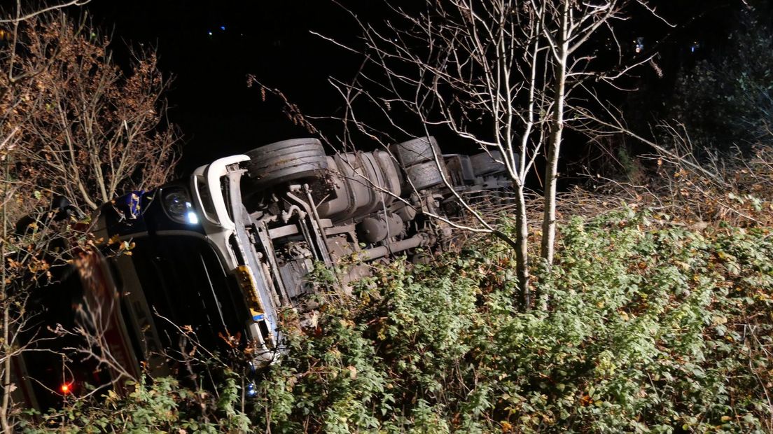 Vrachtwagen belandt op zijkant in de berm naast A37