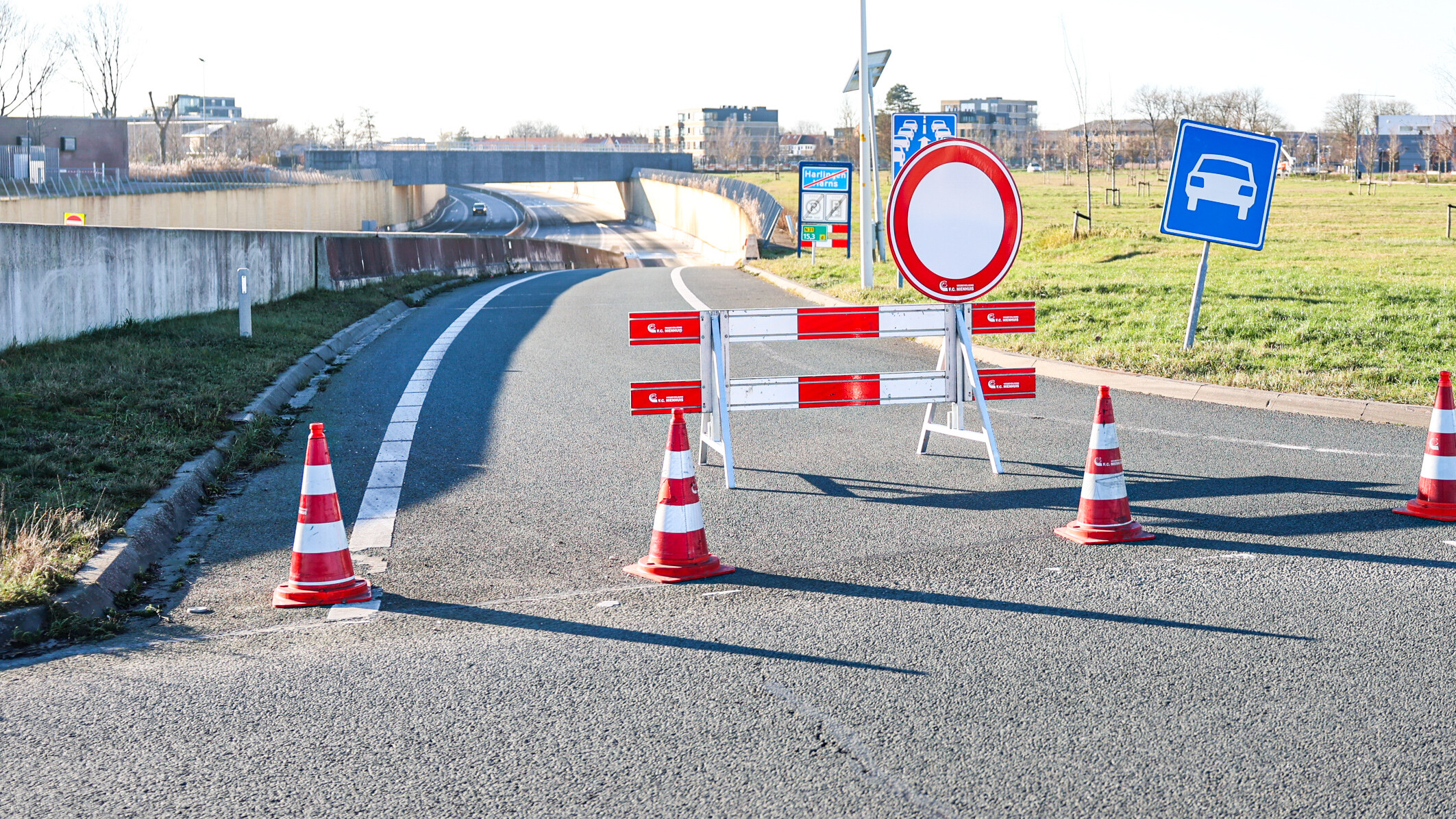 N31 by Harns ticht: grutte iisplaat troch lekkaazje akwadukt