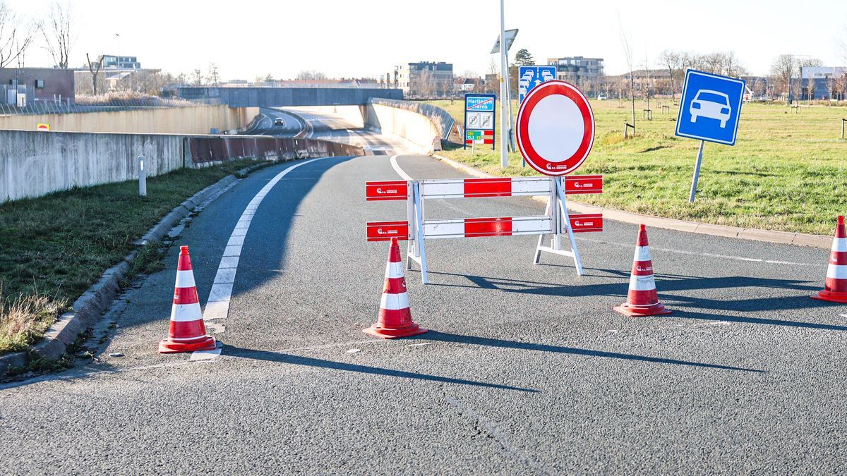 N31 bij Harlingen blijft de hele dag dicht: grote ijsplaat door lekkage aquaduct