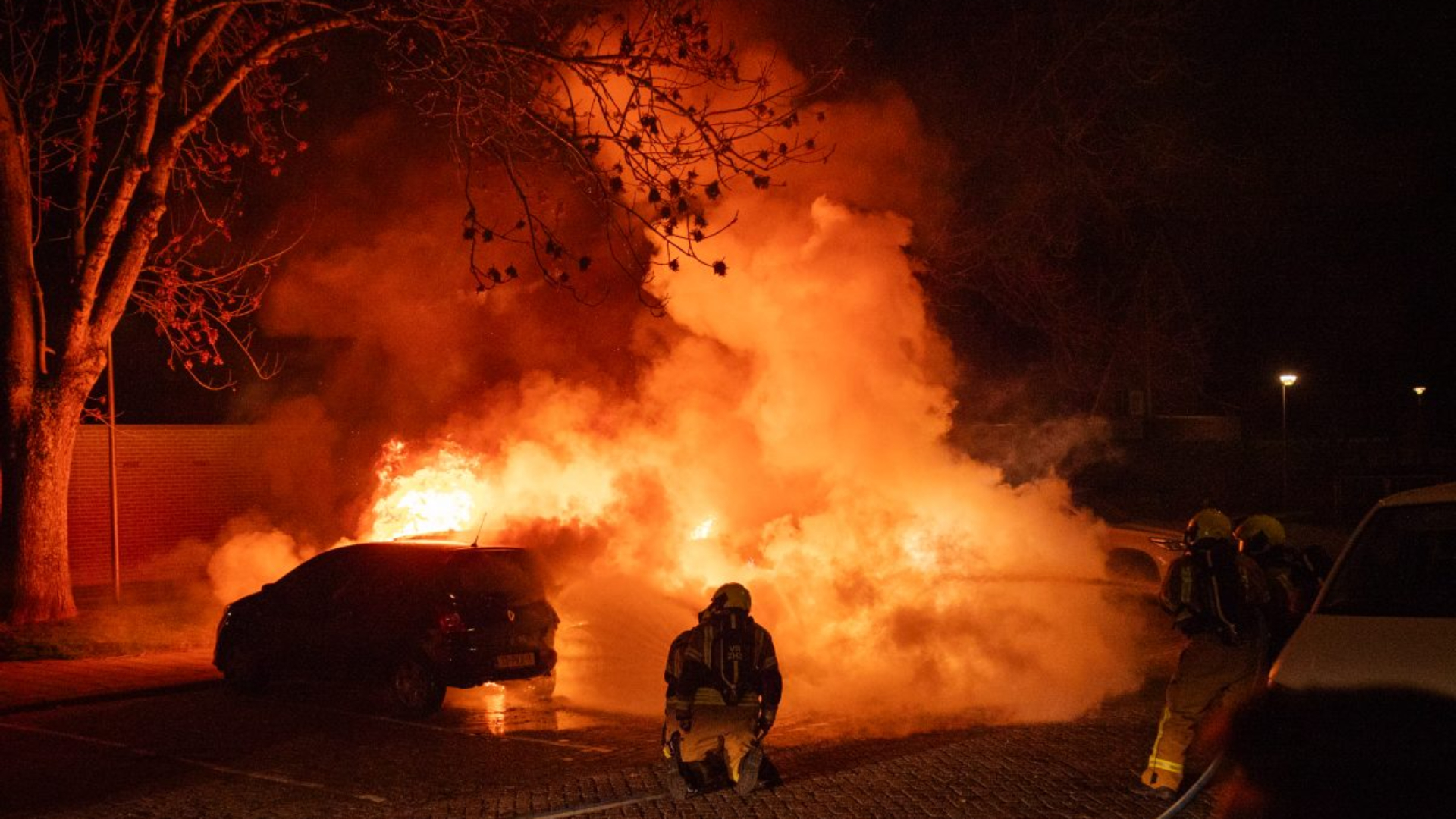De autobrand leidde tot een behoorlijke vlammenzee