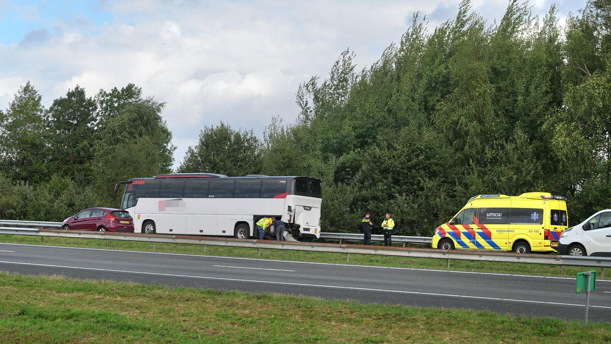 Bestelbus botst op touringcar op A28, flinke file bij de Wijk