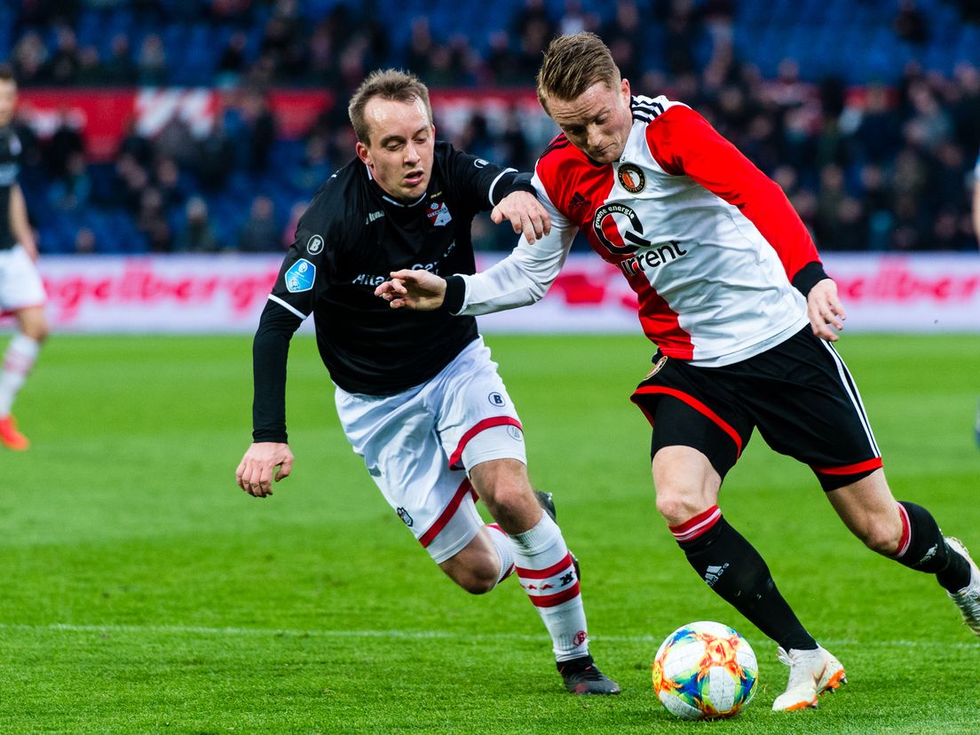 Stef Gronsveld in duel met Feyenoord-speler Sam Larsson (Bron: VK Sportphoto - Yannick Verhoeven)