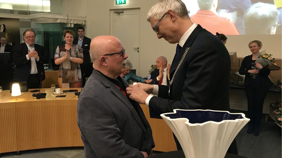 De nestor van de raad, Egbert Prent van OpAssen, wordt onderscheiden na 20 jaar in de Asser raad. (Rechten: Margriet Benak / RTV Drenthe)