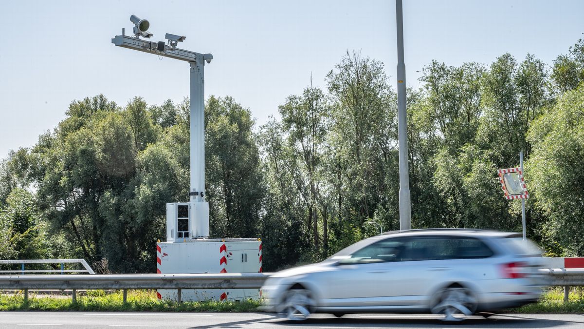 Focusflitser staat naast de N359 bij Lemmer | Bootje in brand in Dokkum