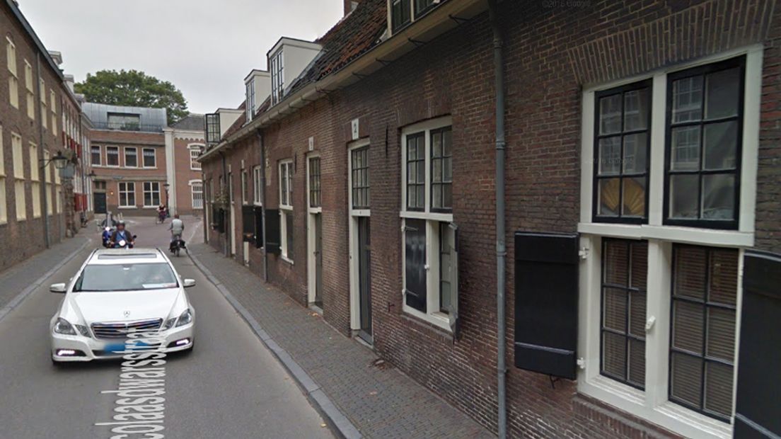 Deze huizen in de Nicolaasdwarsstraat gaan in de verkoop.