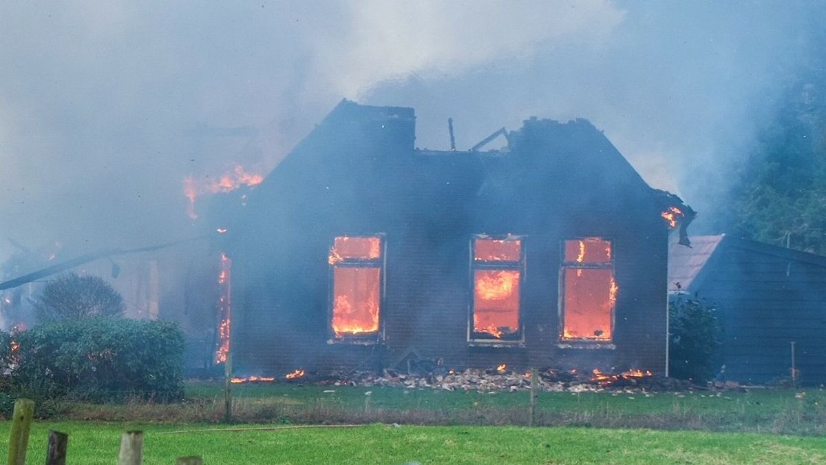 Woning in Steggerda volledig in de as gelegd na uitslaande brand