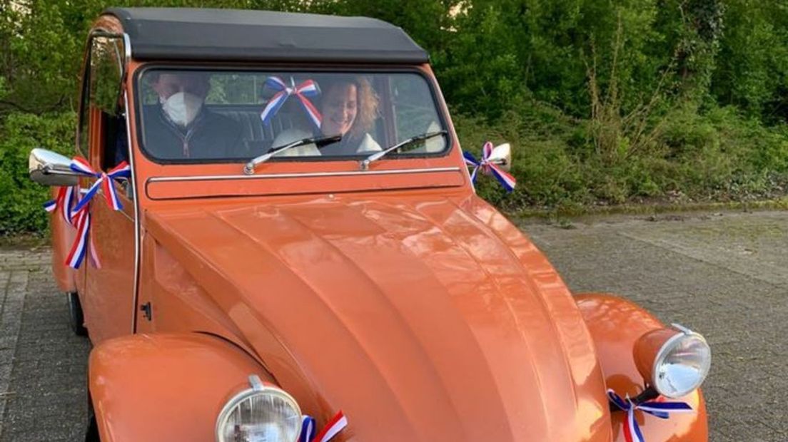 Burgemeester Anton Stapelkamp rijdt rond in een mooie oranje auto.
