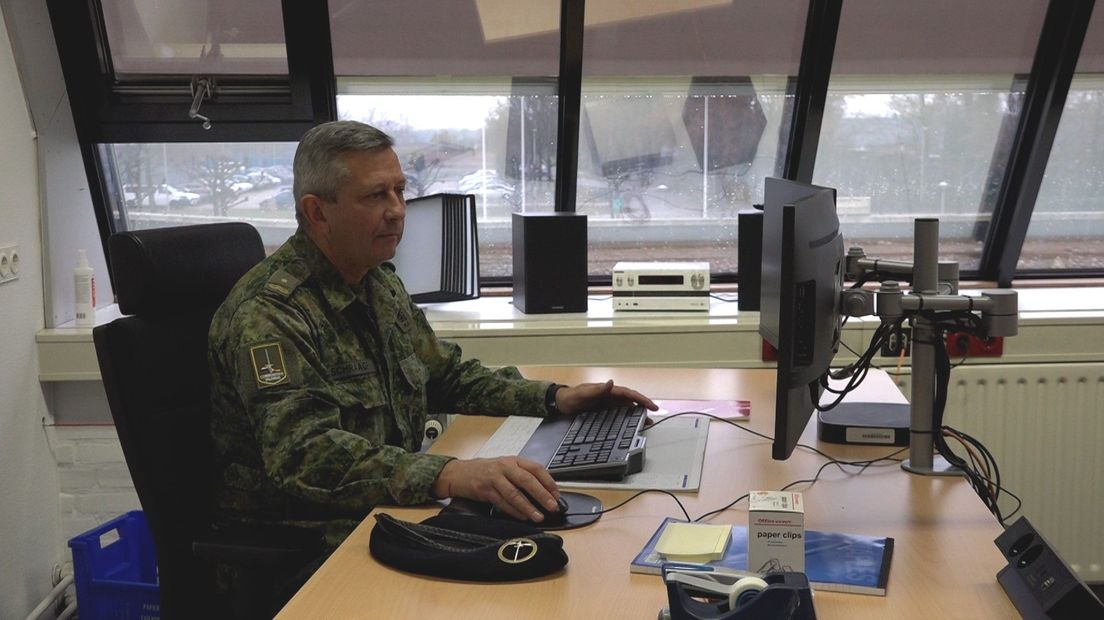 Majoor Schraage op een kantoor in Kamp Holterhoek.