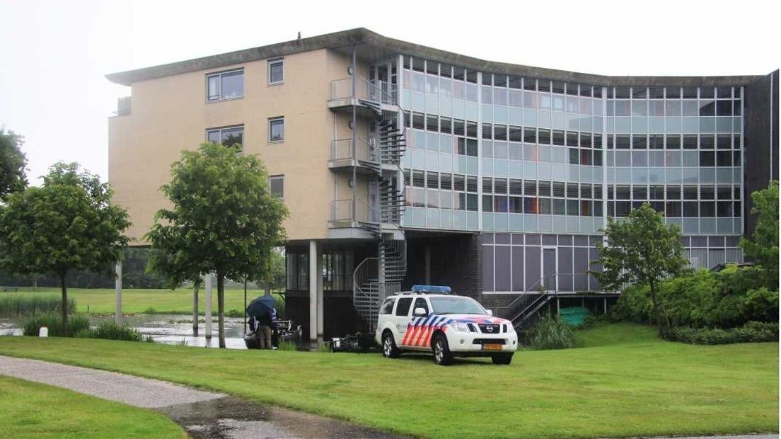 Politie speurt in Oostkapelle naar sporen van de moord op een bewoonster van het appartementencomplex