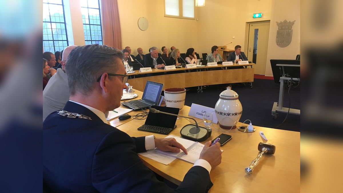 Speciale stamboomtafel onthuld in Oosterbierum