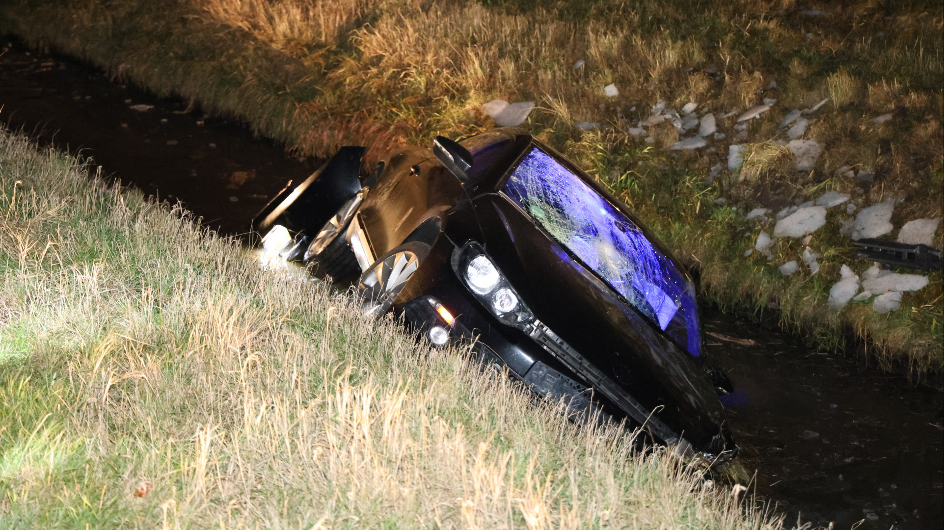 Automobilist belandt in ijskoude sloot na botsing.