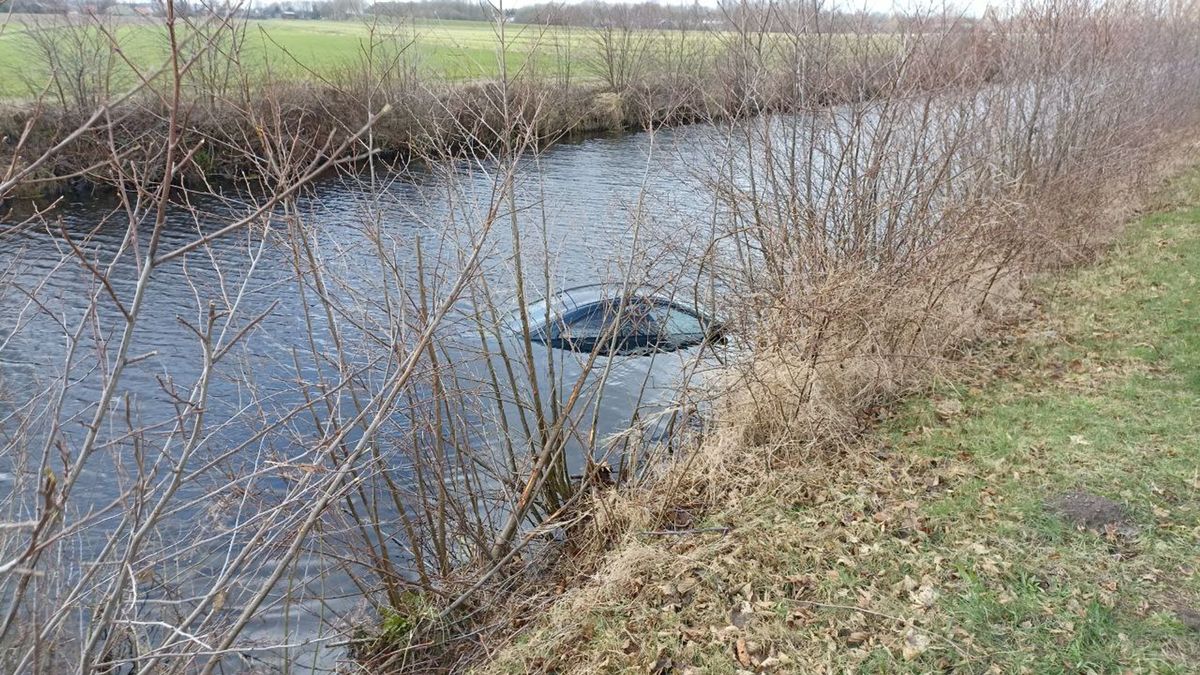 Automobilist eindigt in brede sloot bij Buinerveen