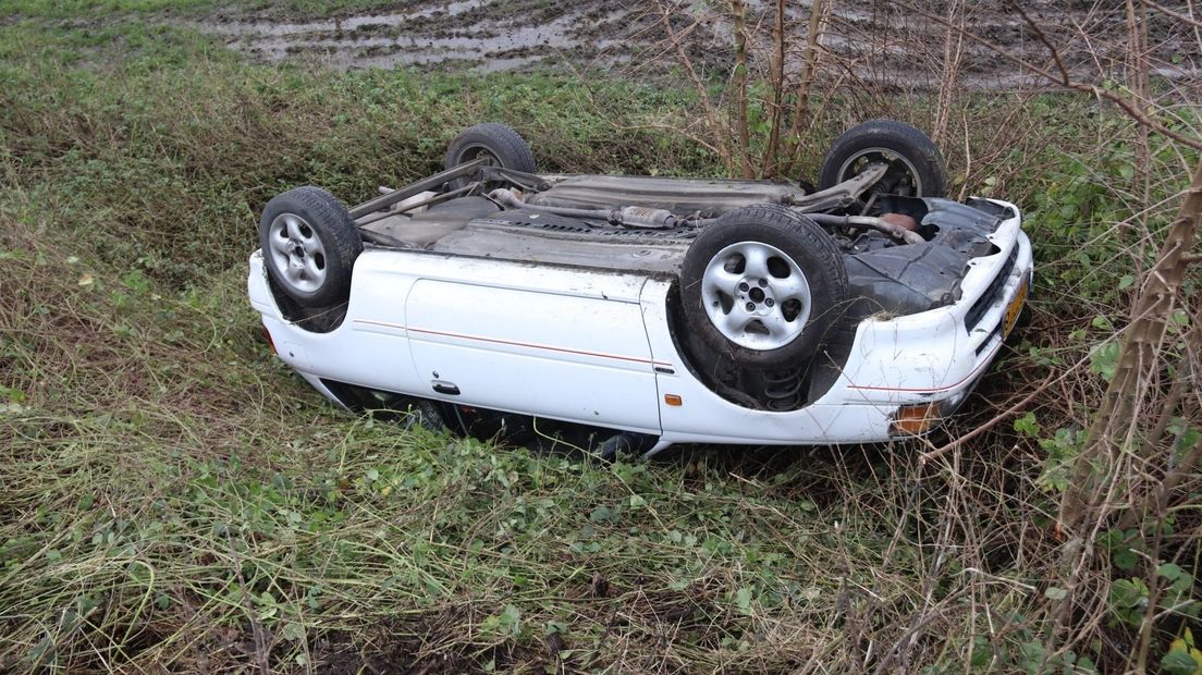 In 's-Gravenpolder is vrijdagmiddag een automobiliste met haar auto van een dijk gereden en gewond geraakt.