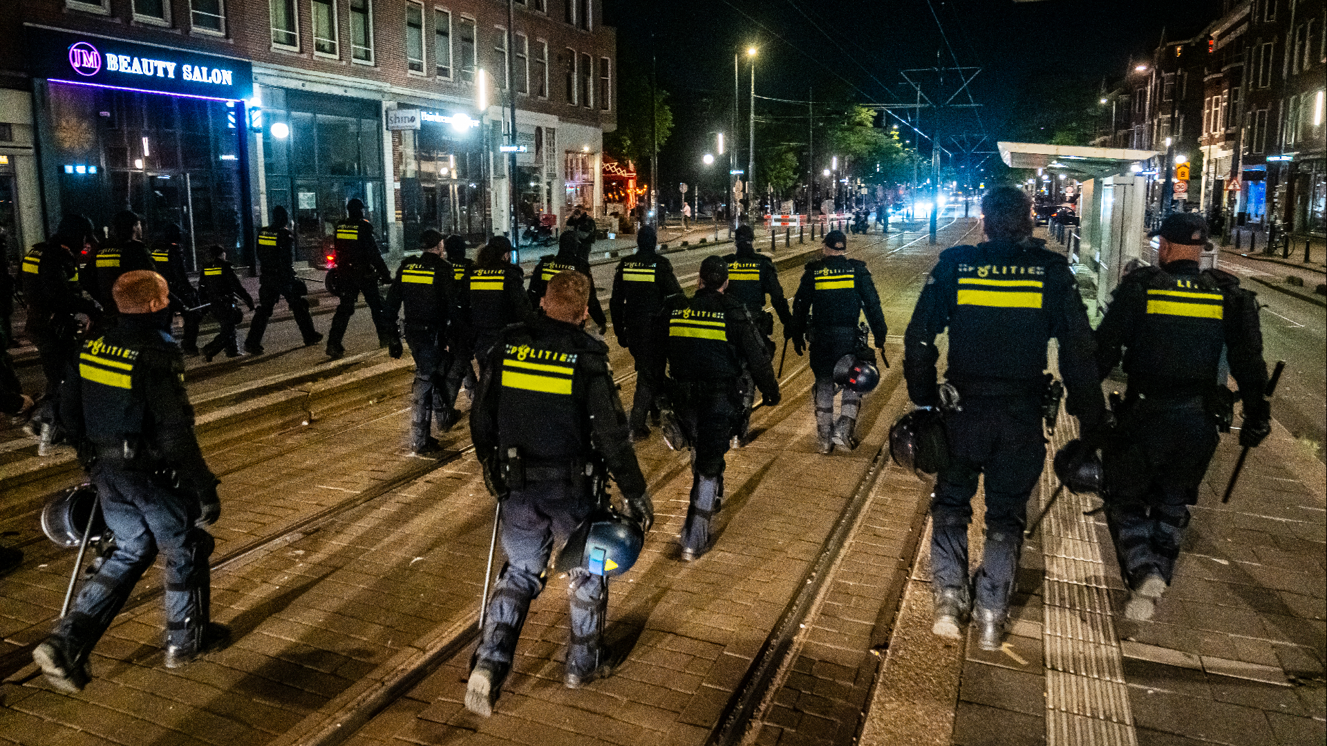 De politie veegt de straat schoon na afloop van de wedstrijd van Frankrijk tegen Marokko