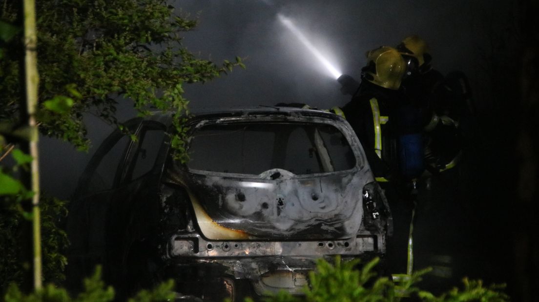 Bij een brand in een schuur naast een woning in Nunspeet is in de nacht van zaterdag op zondag een auto uitgebrand. Dat gebeurde aan de Enkweg.