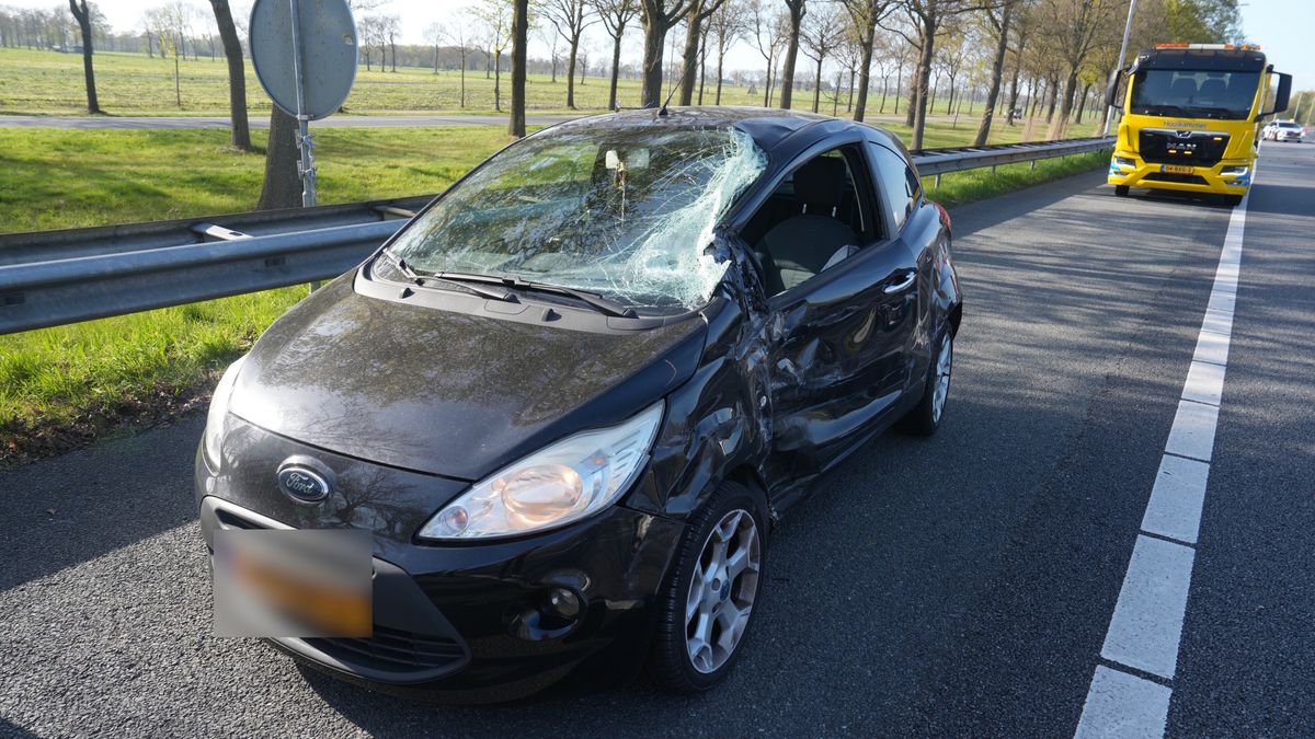 File na ongeluk tussen auto en vrachtwagen bij Meppel