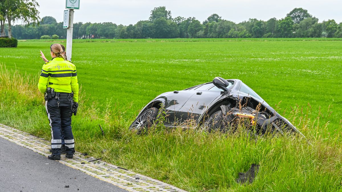 Auto de sloot in na botsing in Siegerswoude | Zwembad Blauwe Golf in Leeuwarden ontruimd om rookontw