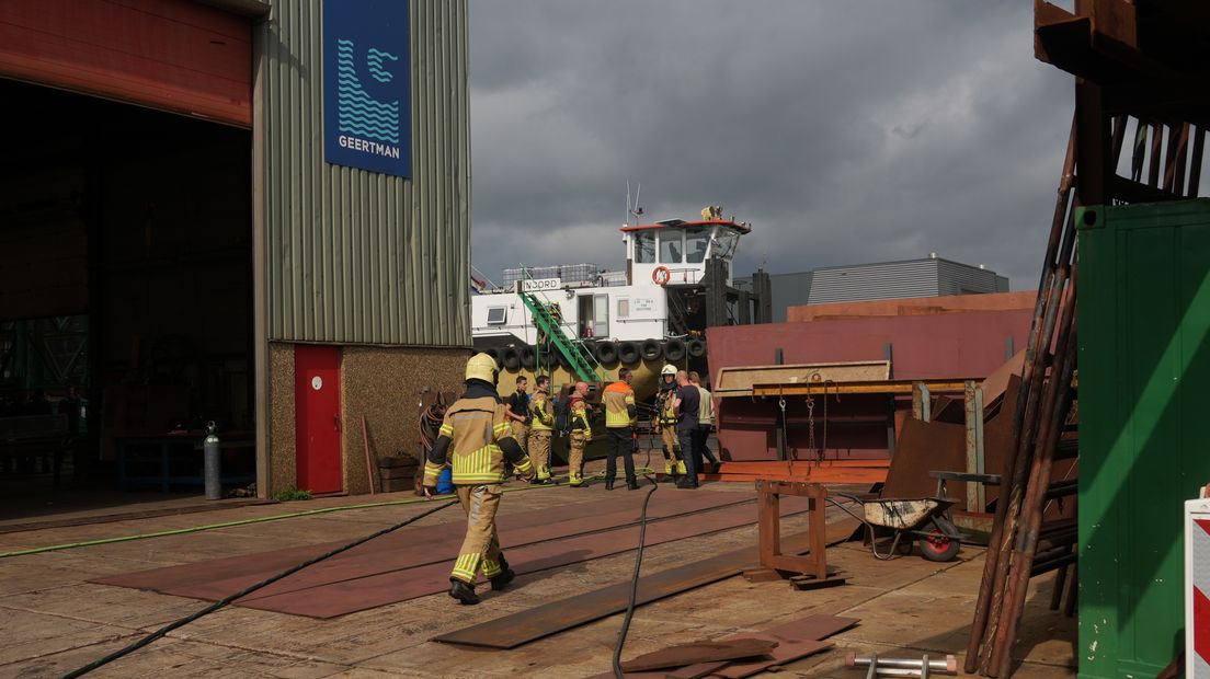 Brandweer blust brand op scheepswerf in Zwartsluis