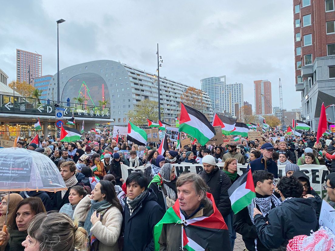 Demonstranten bij de Markthal