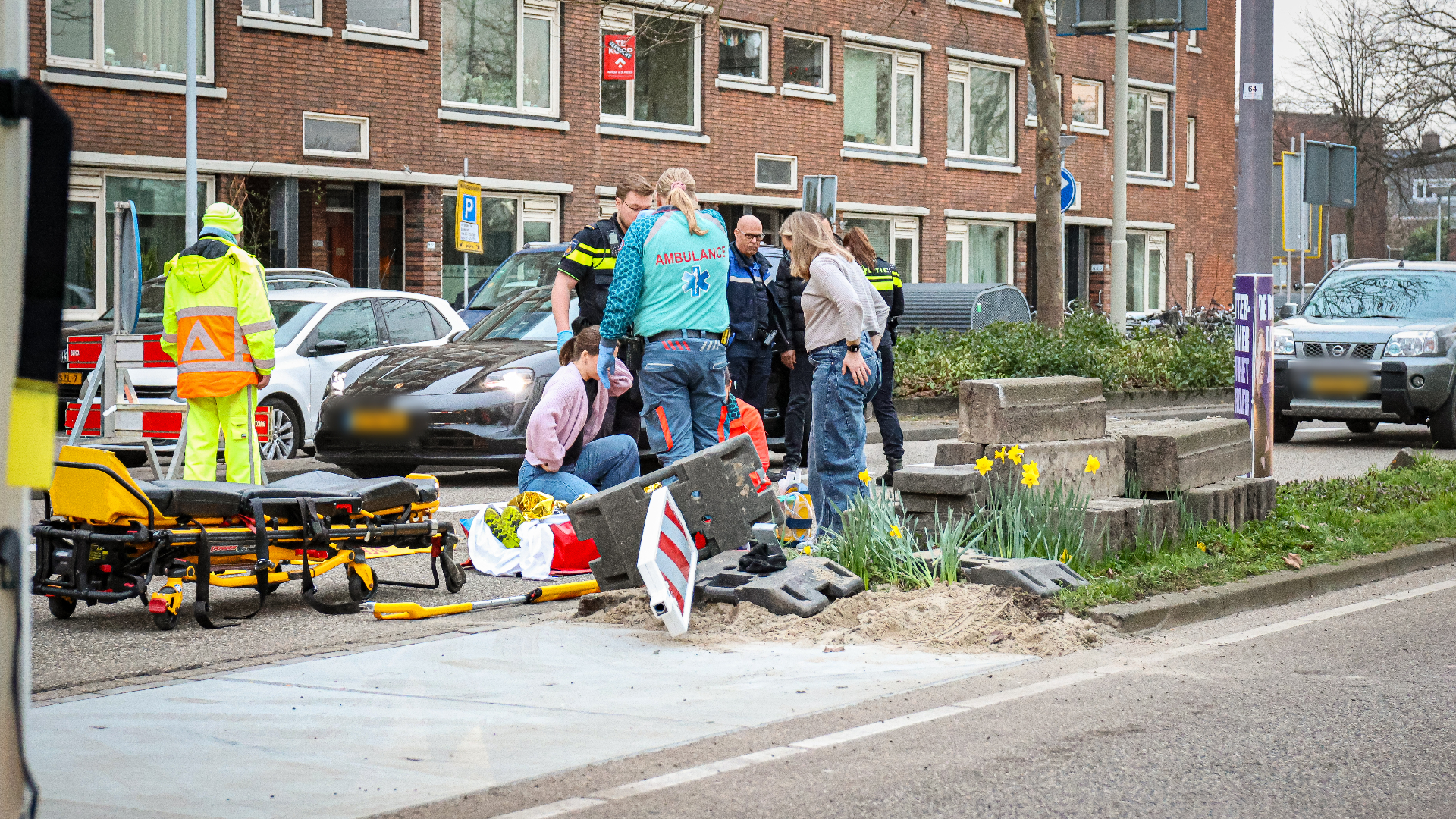 Twee verkeersregelaars zijn naar het ziekenhuis gebracht