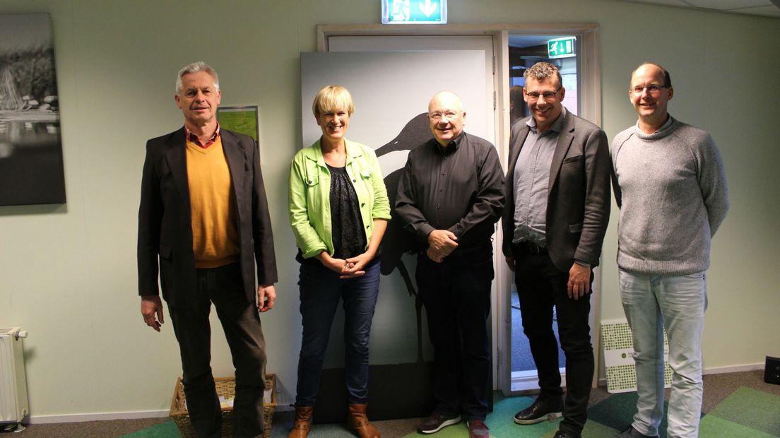 Stichting It Broedsje: Henk de Vries, Froukje Hernamdt, Henk Hofstra, Hans van der Werf en Gerard Vellinga (notaris)