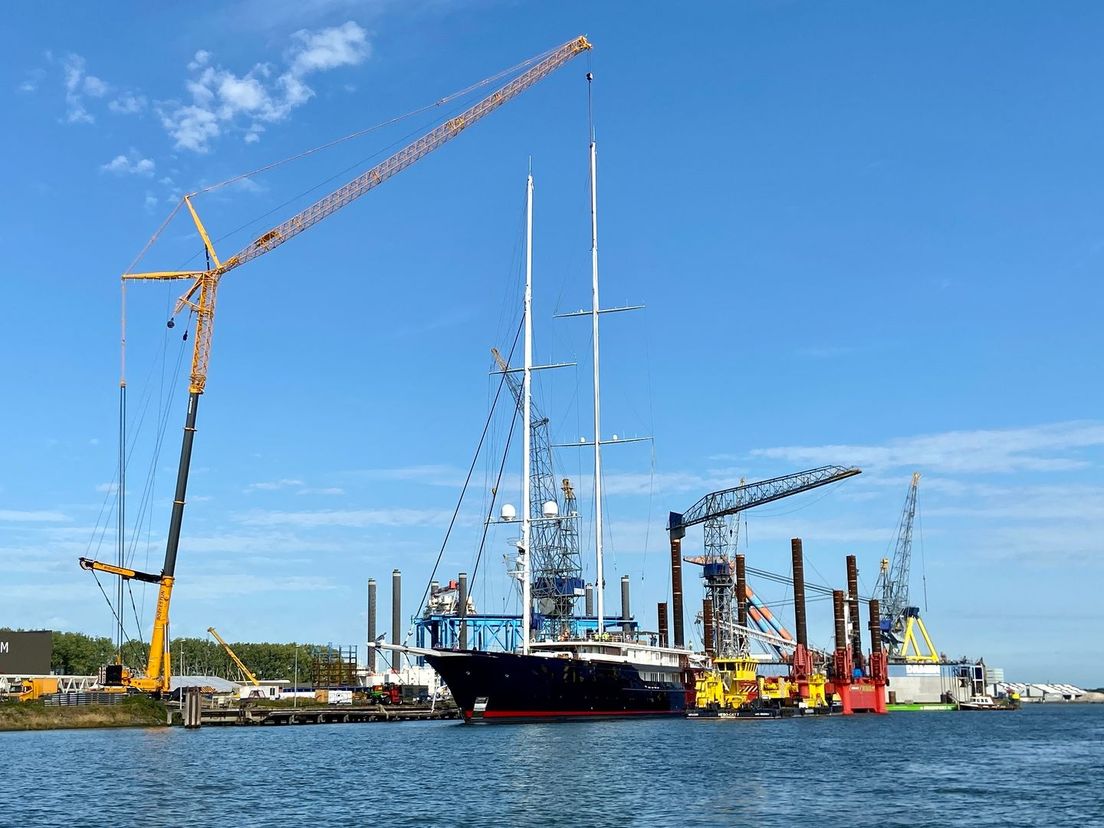 Het schip ligt in de Eemhaven