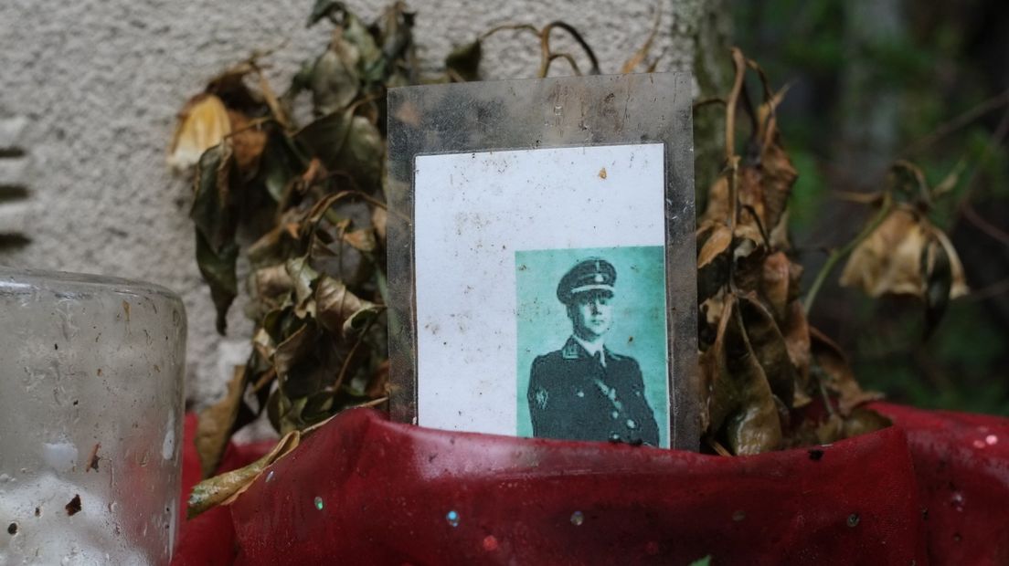 Bloemen en foto op het graf van Feldmeijer