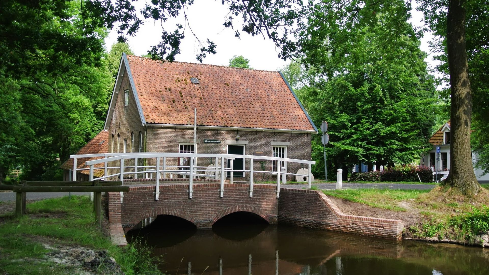 De 700 jaar oude watermolen bij Wenum-Wiesel.