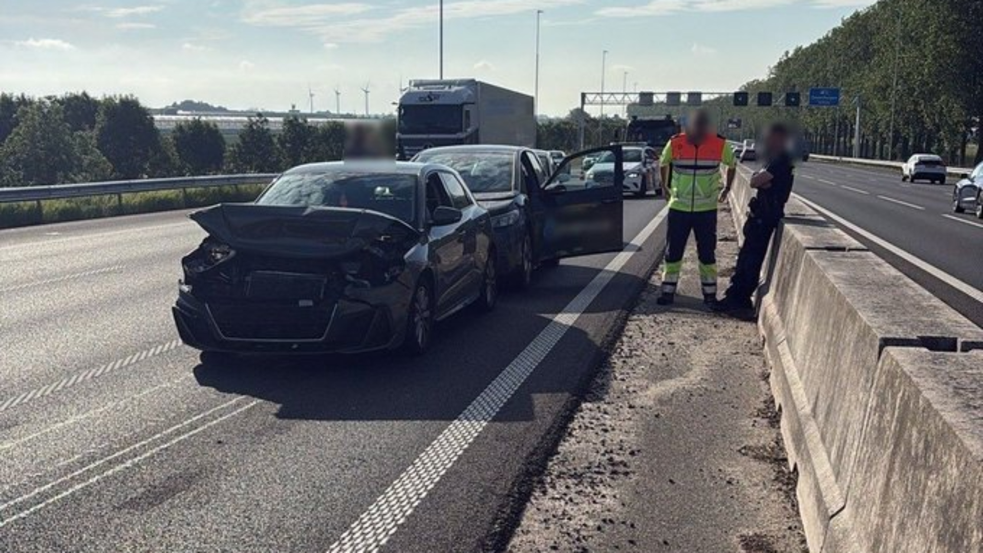Een berger is bezig met het afhandelen van het incident.