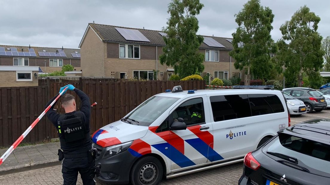 De politie na actie na de schietpartij in de Iepenstraat in Oost-Souburg.