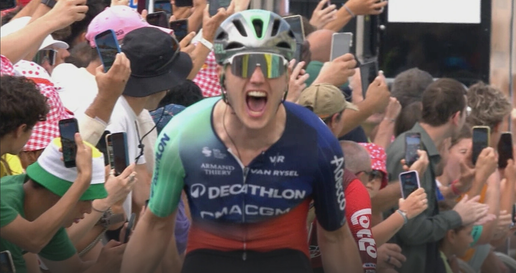 Olav Kooij schreeuwt het uit: hij wint zijn eerste etappe in de Tour de France.