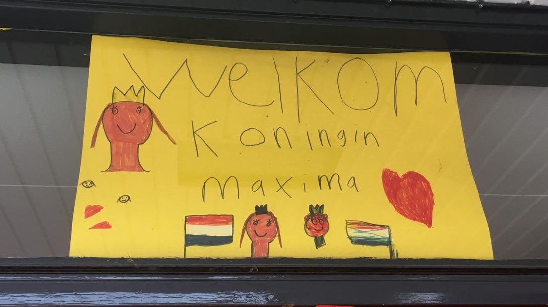 Koningin Máxima heeft woensdag een rondje door de Achterhoek gemaakt. In de ochtend werd ze onthaald door een enthousiaste menigte bij basisschool De Rank.