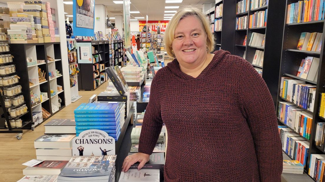 Annelize Haasbeek, eigenaar van de gelijknamige Alphense boekhandel