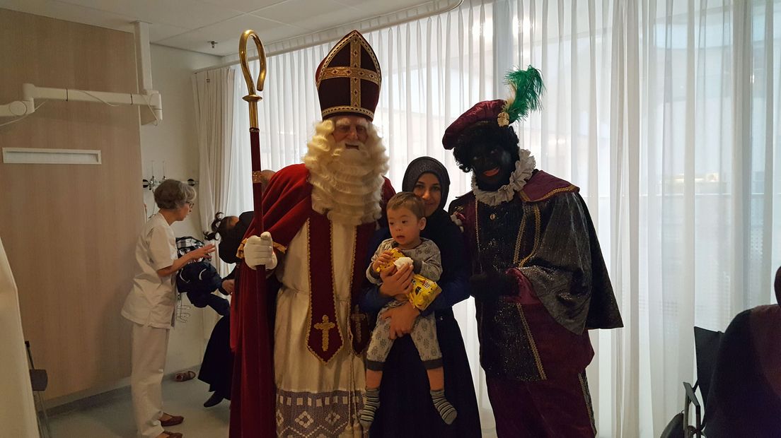 Sinterklaas en zijn pieten in het Juliana Kinderziekenhuis