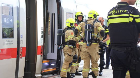 Brand in trein, honderden reizigers wachten op perron