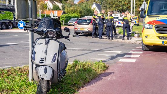 Scooterrijder gewond na aanrijding door auto. Scooterrijder gewond na aanrijding door auto.