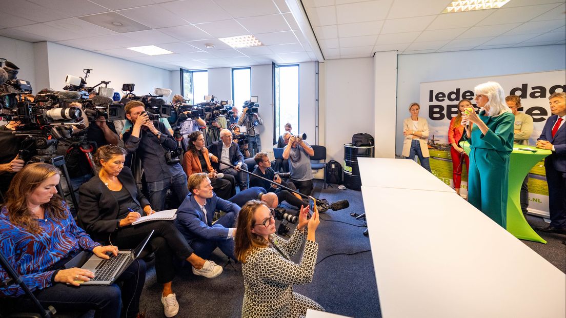 De presentatie van Mona Keijzer in Colmschate was een waar mediacircus