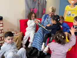 Laurentien van Oranje leest kinderen voor op Dag van de Voorschool: 'Taal is hier heel belangrijk'