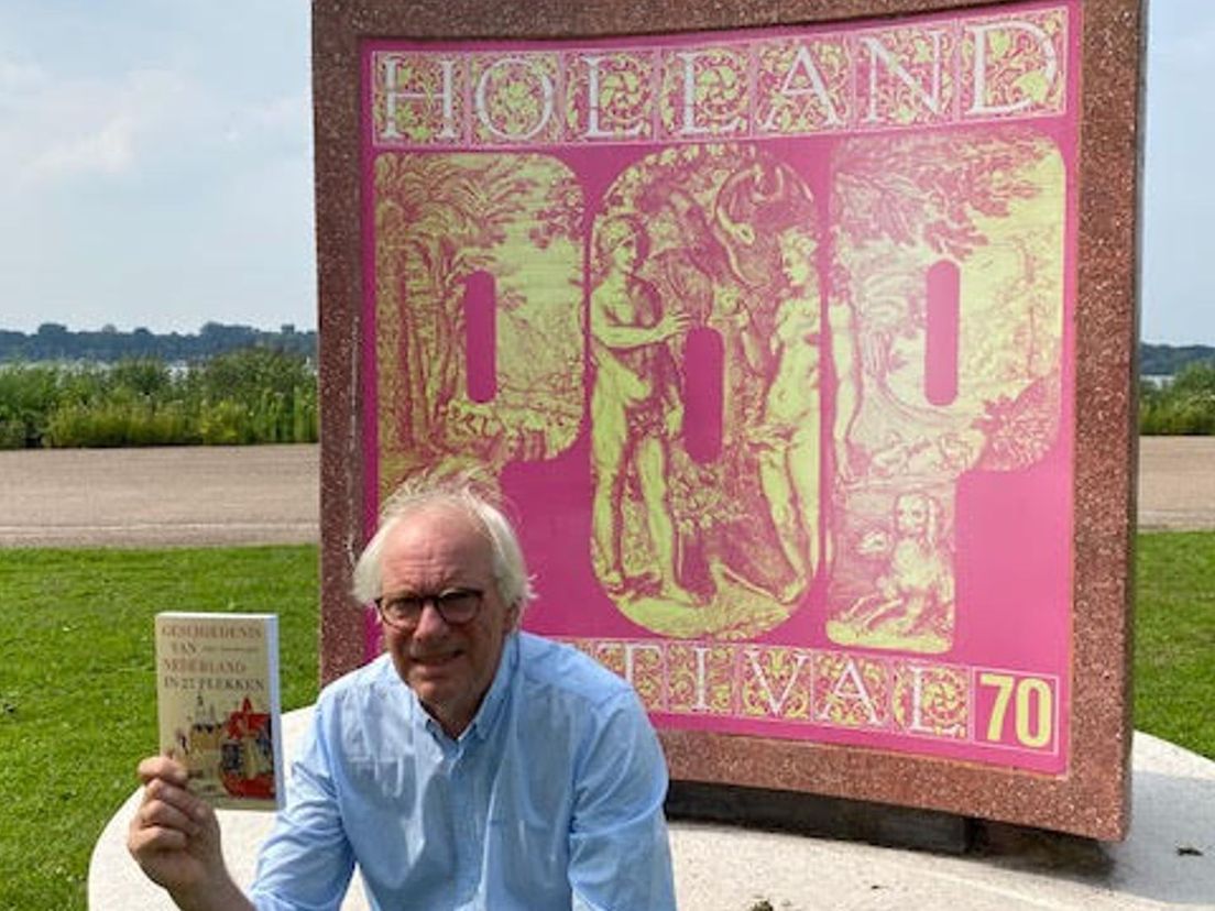 Aart Aarsbergen bij het herinneringsmonument voor het  Holland Pop Festival, aan de Plaszoom in Rotterdam-Kralingen