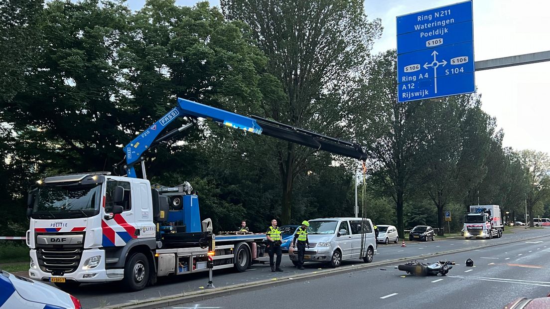 Een politieberger neemt het busje mee