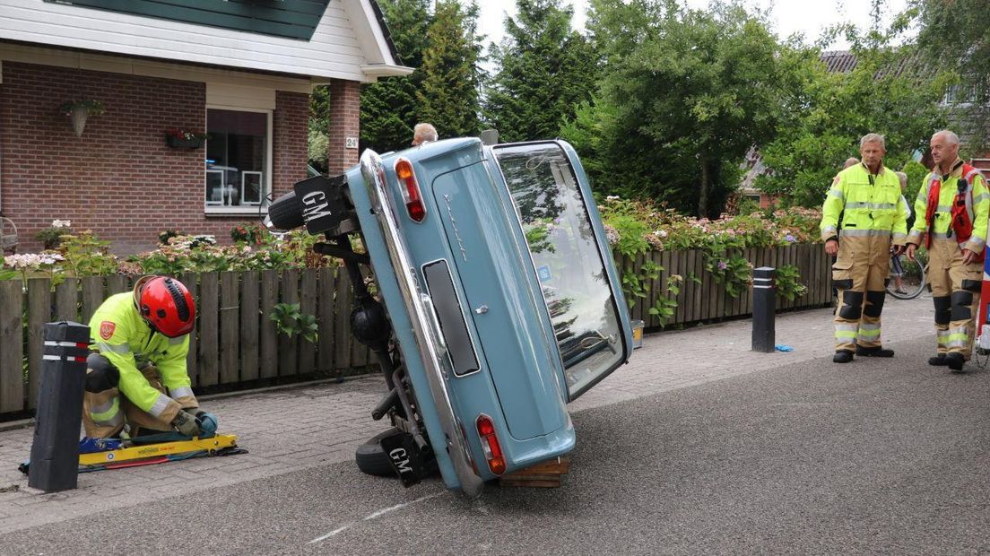 Het is nog niet duidelijk hoe het ongeluk met de oldtimer kon gebeuren (Rechten: De Vries Media)