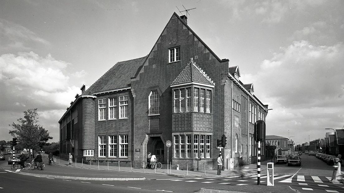 De foto op de gevel is in 1981 gemaakt.