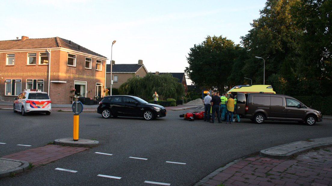 Motorrijder licht gewond na botsing met auto in Elim (Rechten: De Vries Media)