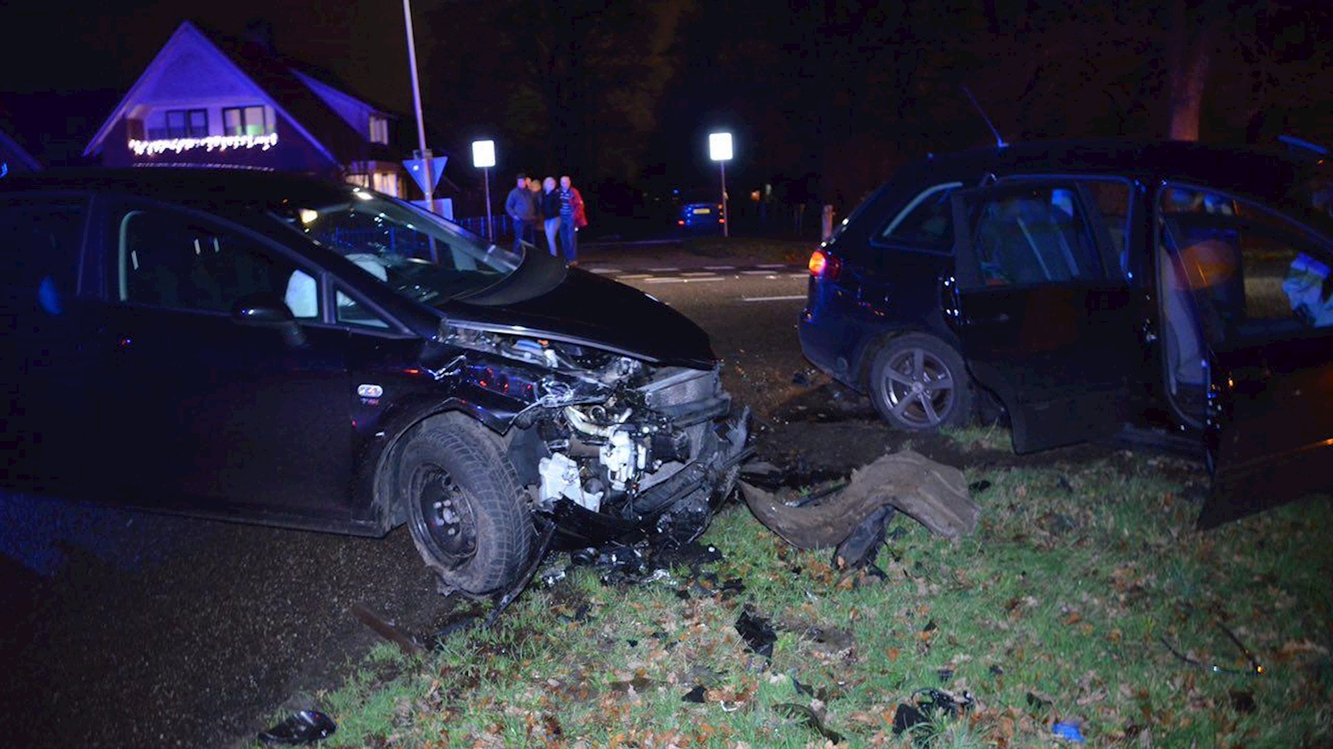 Veel Blikschade Bij Botsing Tussen Vrachtwagen En Twee Auto's Bij ...