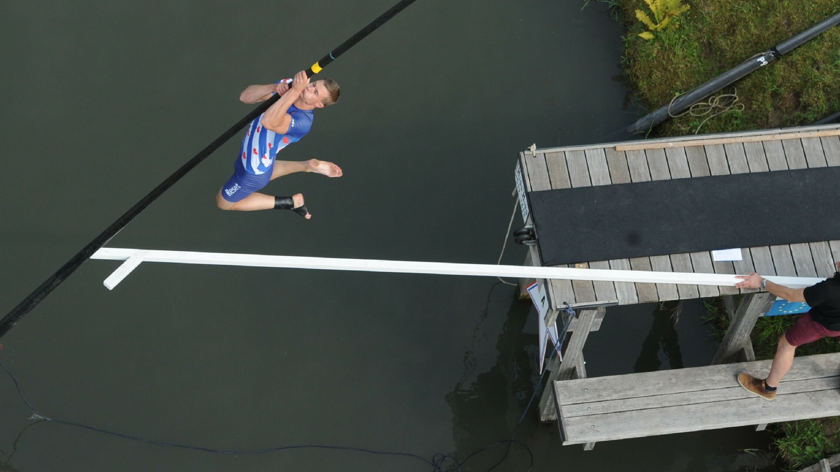 Nij terrein, fertroude striid: sjoch hjir de fierljep-twakamp Fryslân-Hollân werom