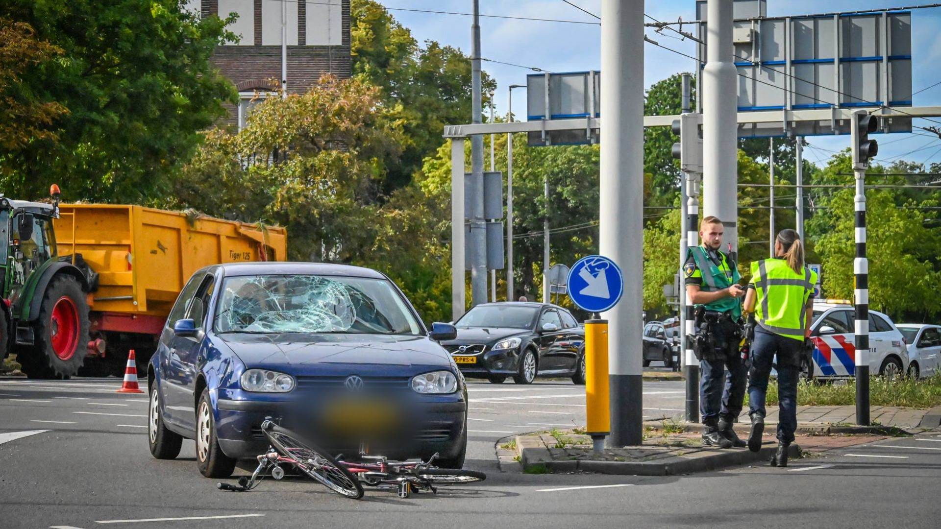 Fietser zwaargewond bij aanrijding in het centrum van Arnhem.