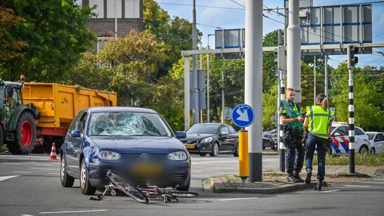 Fietser zwaargewond bij aanrijding in het centrum van Arnhem. Fietser zwaargewond bij aanrijding in het centrum van Arnhem.
