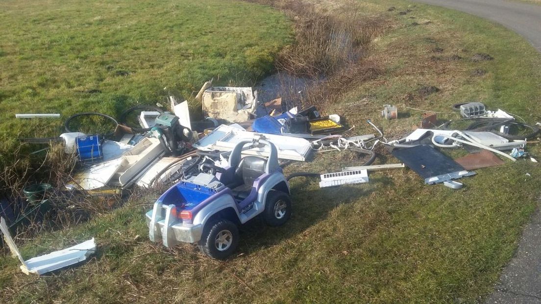 Het gedumpte afval bij Langelo (Rechten: Henk Mulder)